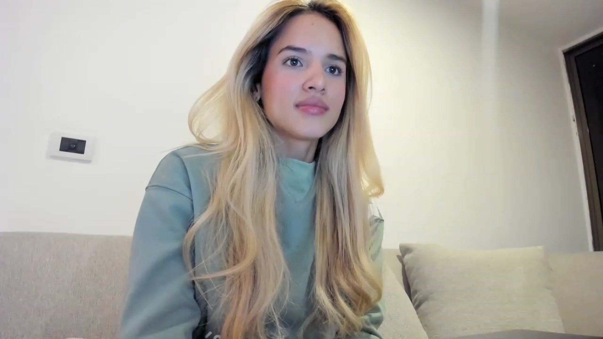 Gallery image thumbnail from EMILIANA_CRUZ's myfreecams stream on, 08/28/2023, 02:33 image 15 of 20