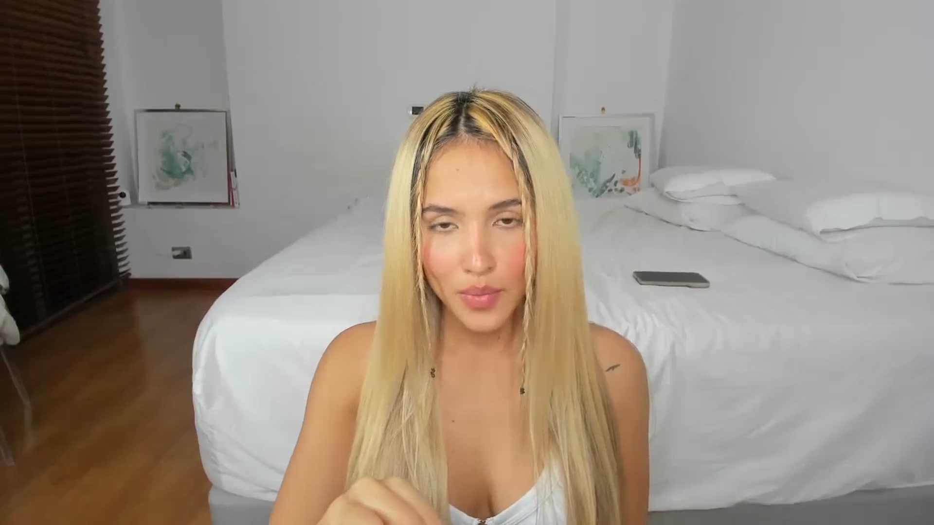 Gallery image thumbnail from EMILIANA_CRUZ's myfreecams stream on, 08/31/2023, 03:25 image 13 of 20