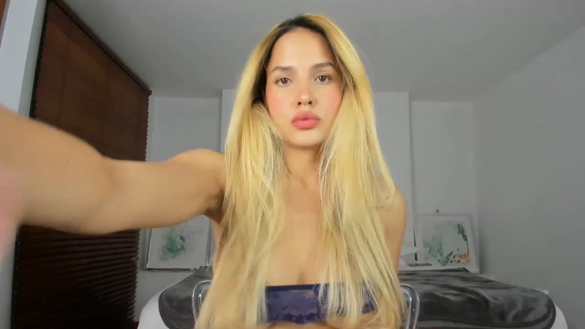 Gallery image thumbnail from EMILIANA_CRUZ's myfreecams stream on, 09/19/2023, 01:10 image 1 of 20
