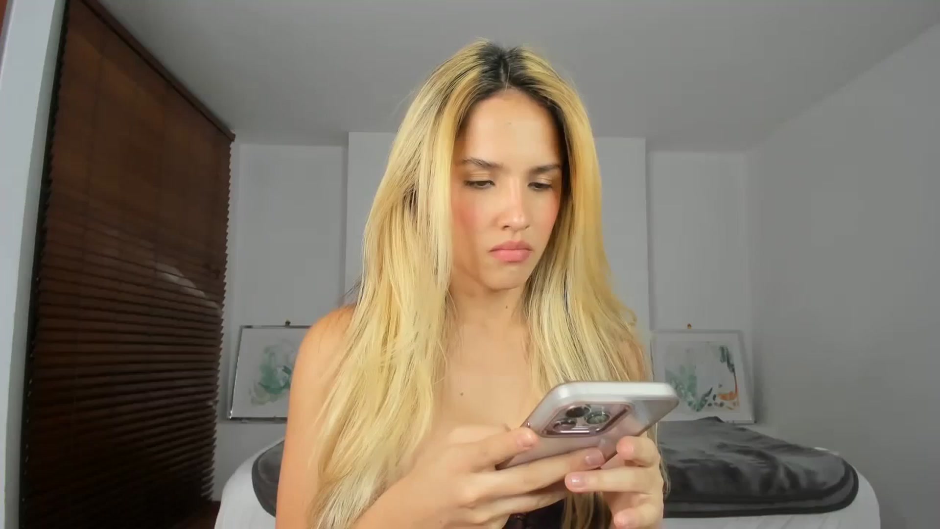 Gallery image thumbnail from EMILIANA_CRUZ's myfreecams stream on, 09/19/2023, 06:51 image 1 of 20