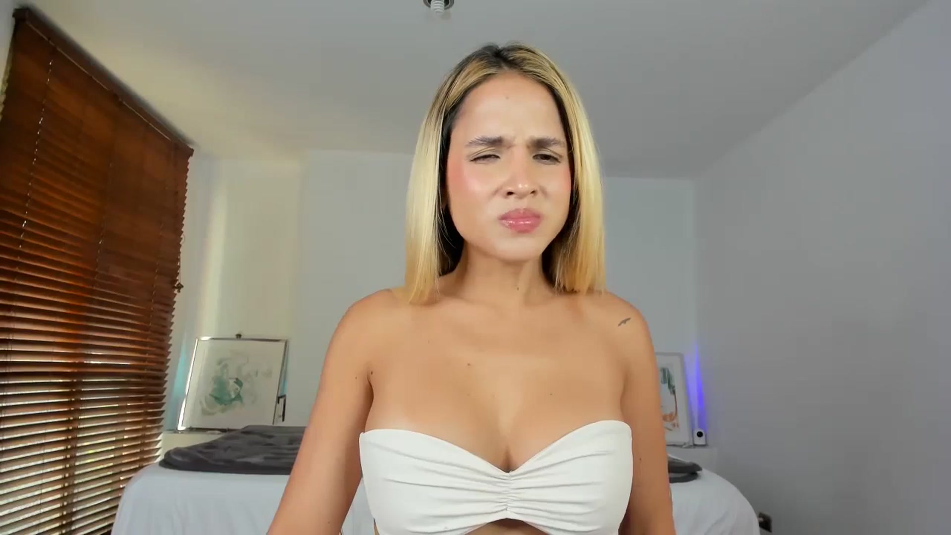 Gallery image thumbnail from EMILIANA_CRUZ's myfreecams stream on, 11/03/2023, 22:32 image 14 of 20
