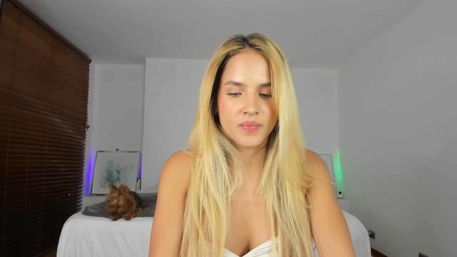 Gallery image thumbnail from EMILIANA_CRUZ's myfreecams stream on, 11/03/2023, 23:04 image 13 of 20