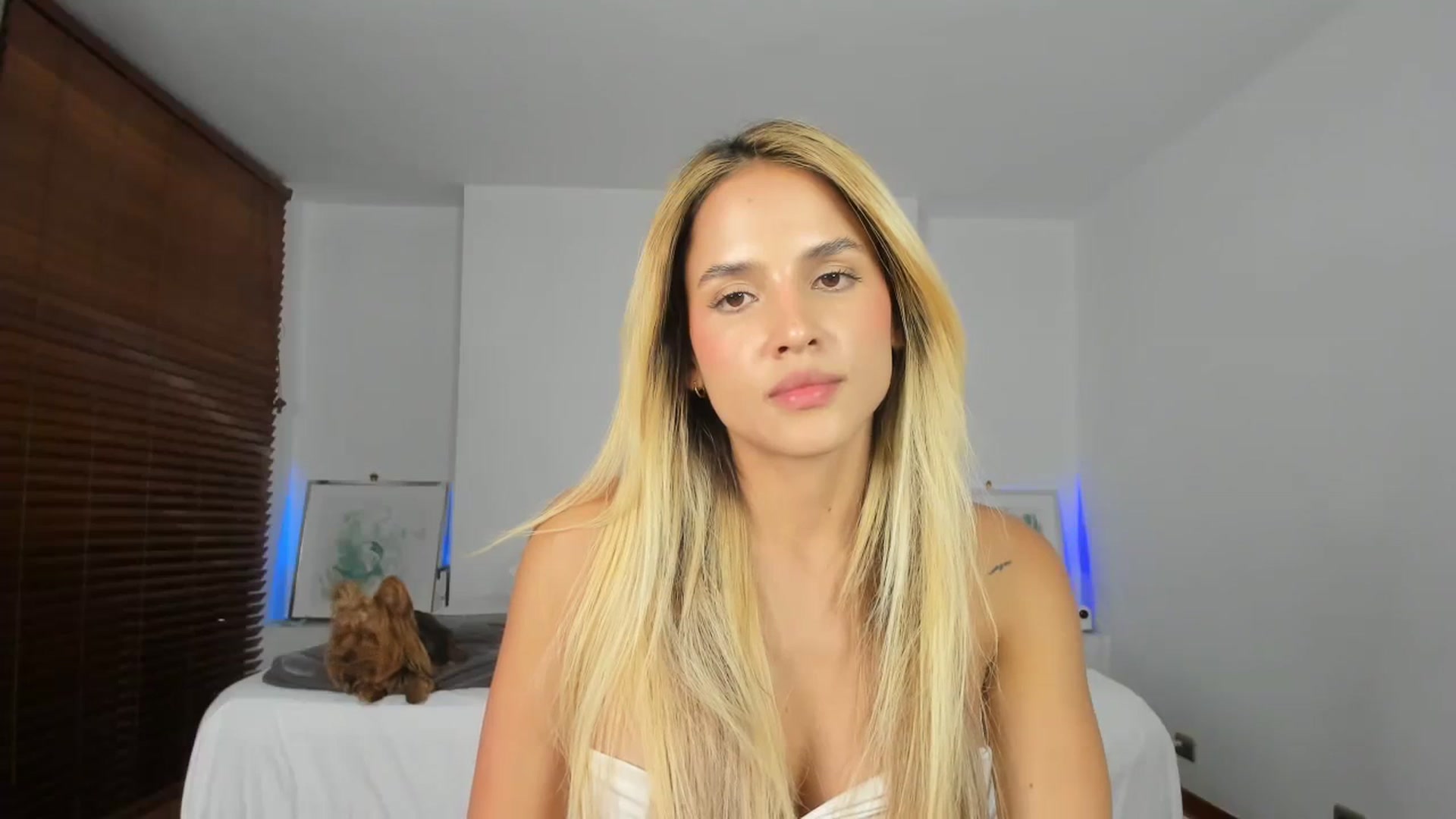 Gallery image thumbnail from EMILIANA_CRUZ's myfreecams stream on, 11/03/2023, 23:04 image 15 of 20