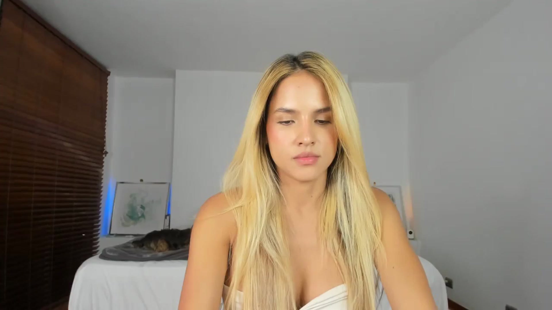 Gallery image thumbnail from EMILIANA_CRUZ's myfreecams stream on, 11/03/2023, 23:04 image 16 of 20