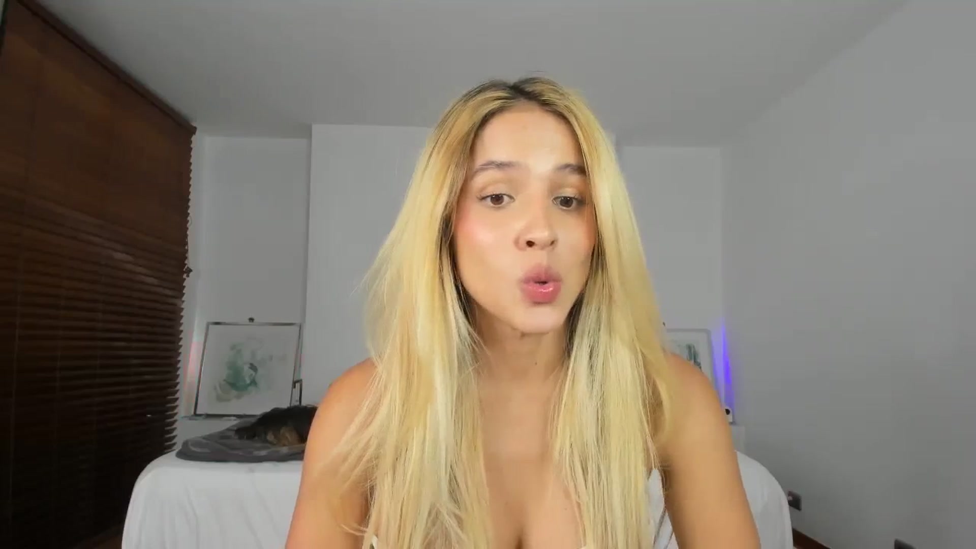 Gallery image thumbnail from EMILIANA_CRUZ's myfreecams stream on, 11/03/2023, 23:04 image 17 of 20