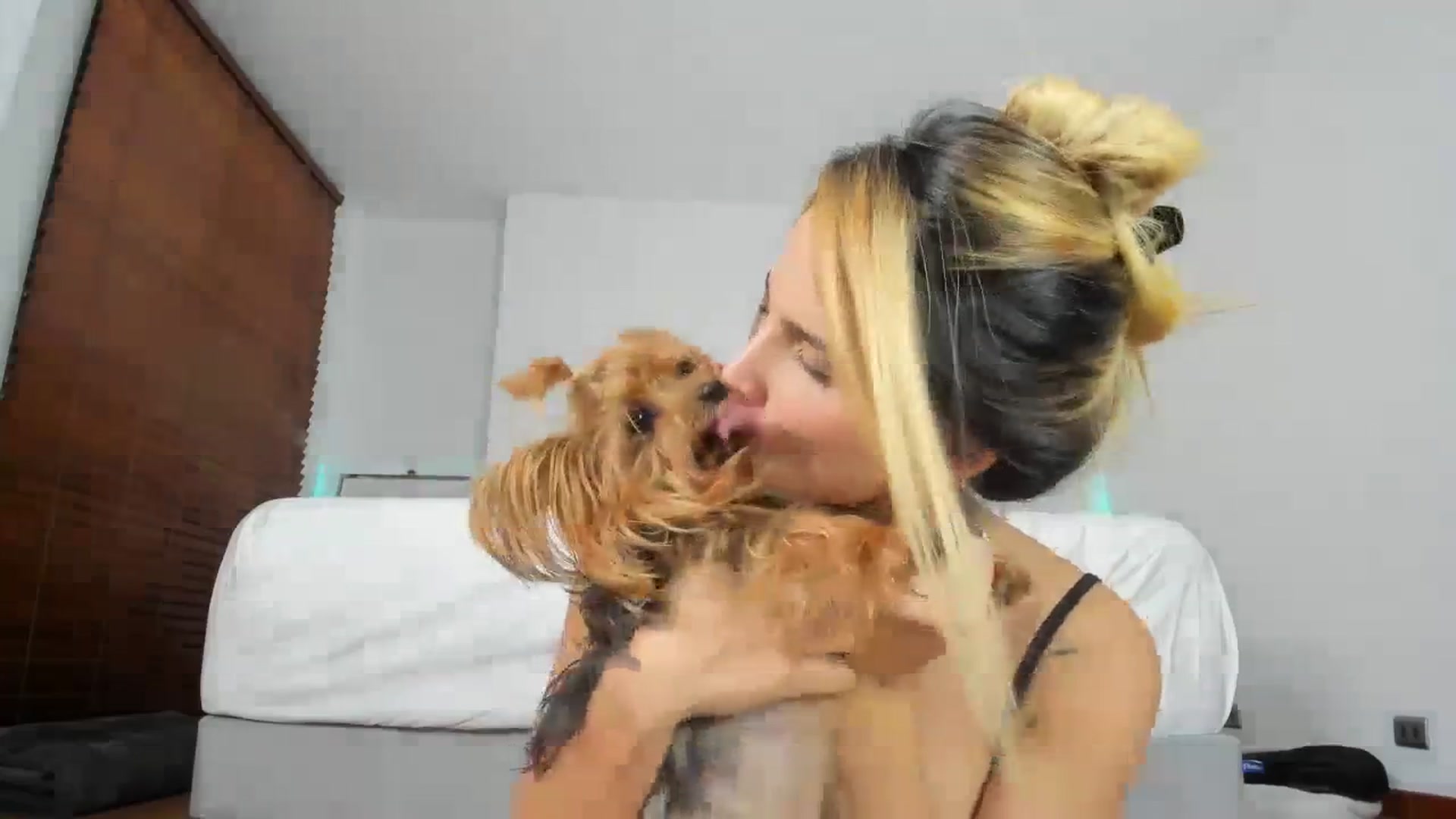 Gallery image thumbnail from EMILIANA_CRUZ's myfreecams stream on, 12/12/2023, 24:05 image 20 of 20