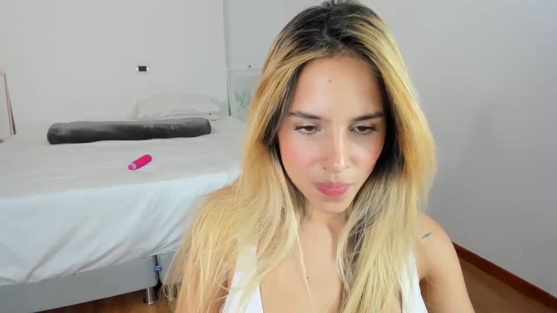 Gallery image thumbnail from EMILIANA_CRUZ's myfreecams stream on, 12/14/2023, 18:17 image 20 of 20