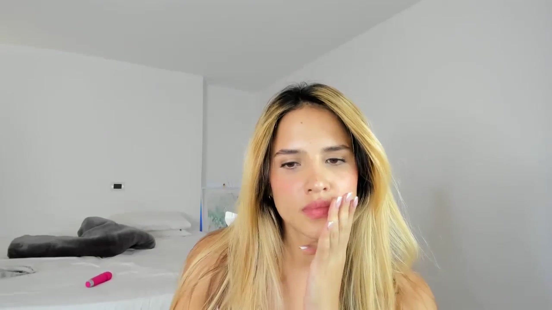 Gallery image thumbnail from EMILIANA_CRUZ's myfreecams stream on, 12/14/2023, 19:00 image 20 of 20