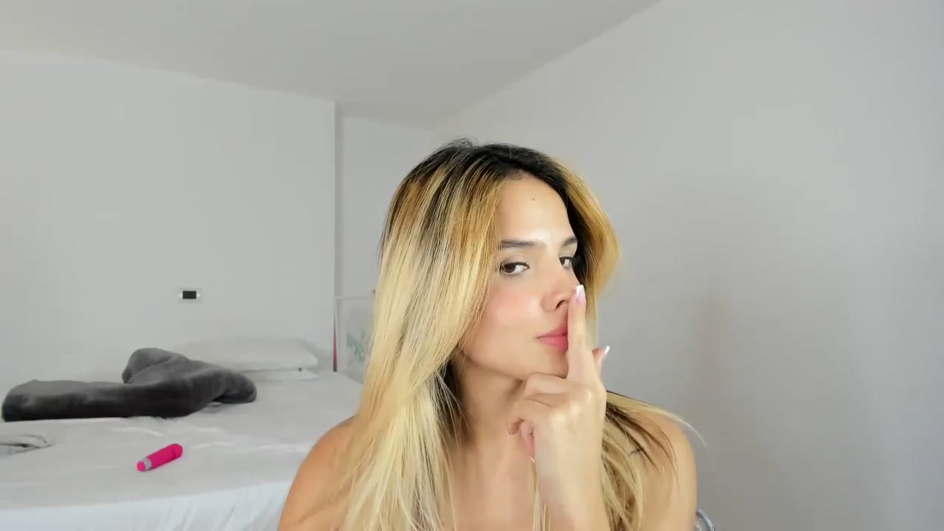 Gallery image thumbnail from EMILIANA_CRUZ's myfreecams stream on, 12/14/2023, 19:00 image 15 of 20