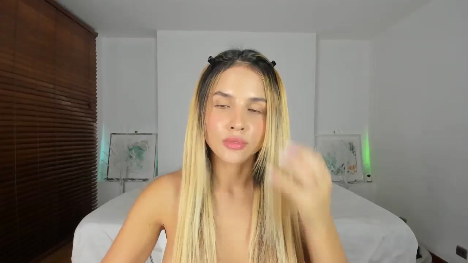 Gallery image thumbnail from EMILIANA_CRUZ's myfreecams stream on, 12/19/2023, 24:32 image 19 of 20