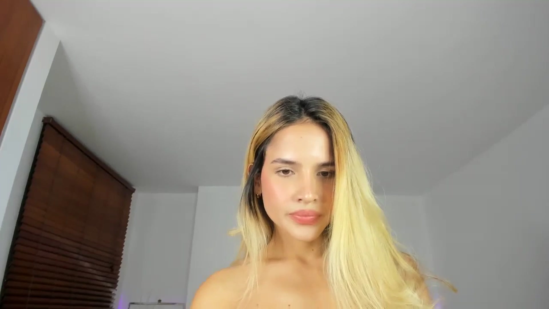 Gallery image thumbnail from EMILIANA_CRUZ's myfreecams stream on, 12/20/2023, 02:02 image 20 of 20