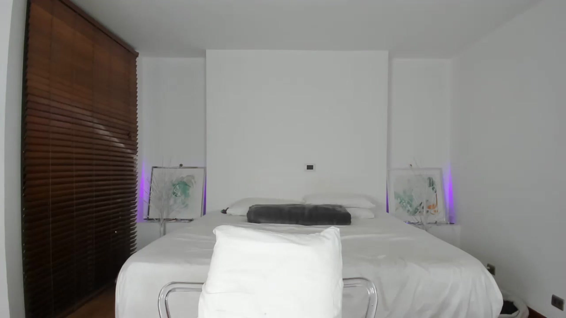 Gallery image thumbnail from EMILIANA_CRUZ's myfreecams stream on, 12/20/2023, 02:02 image 12 of 20