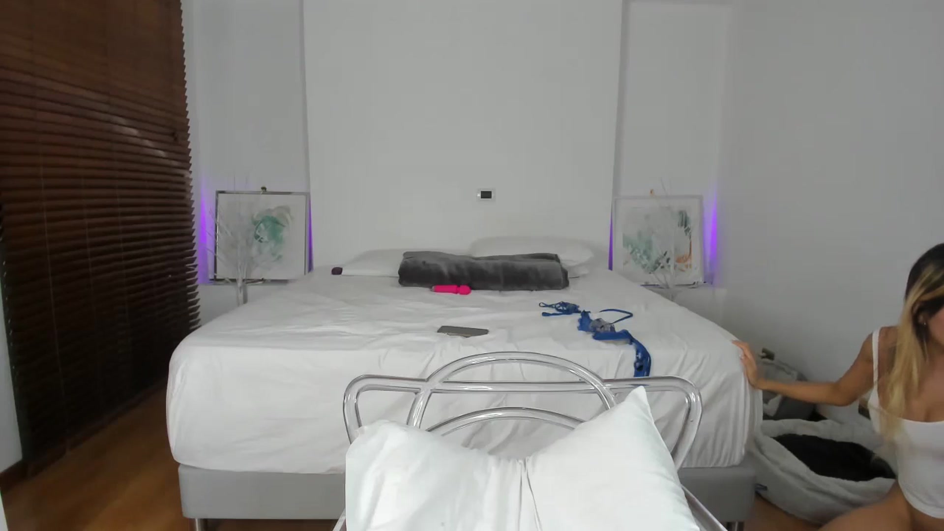 Gallery image thumbnail from EMILIANA_CRUZ's myfreecams stream on, 12/21/2023, 03:22 image 14 of 20