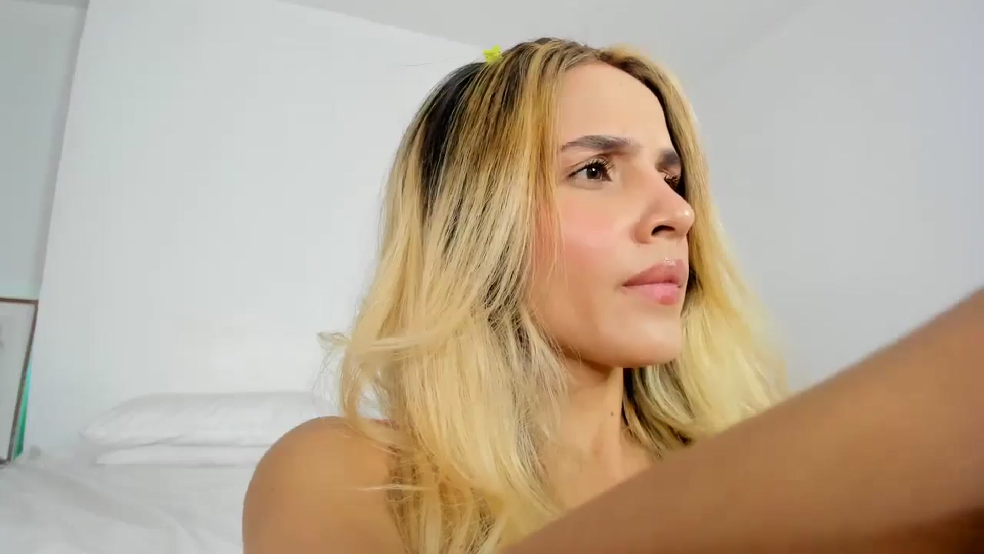 Gallery image thumbnail from EMILIANA_CRUZ's myfreecams stream on, 12/27/2023, 24:03 image 15 of 20