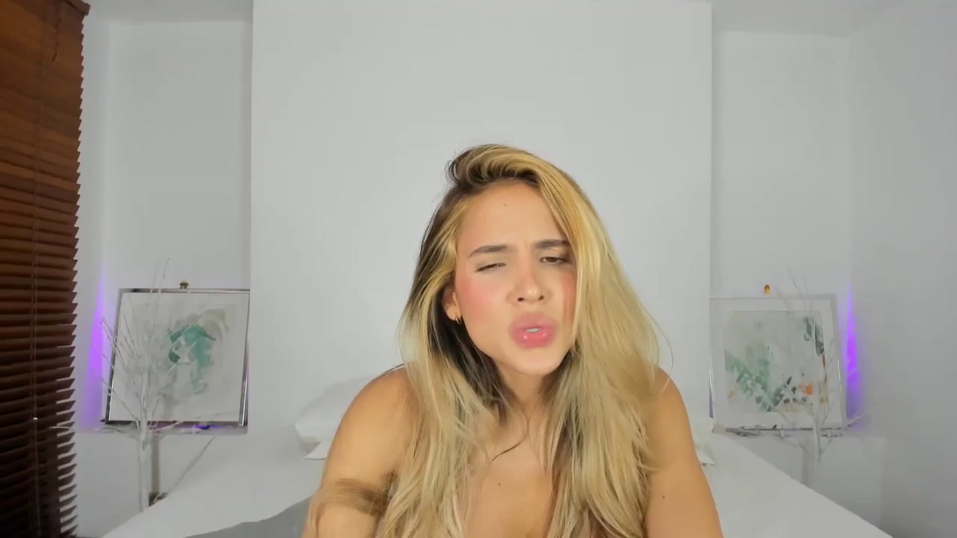 Gallery image thumbnail from EMILIANA_CRUZ's myfreecams stream on, 01/17/2024, 05:39 image 18 of 20