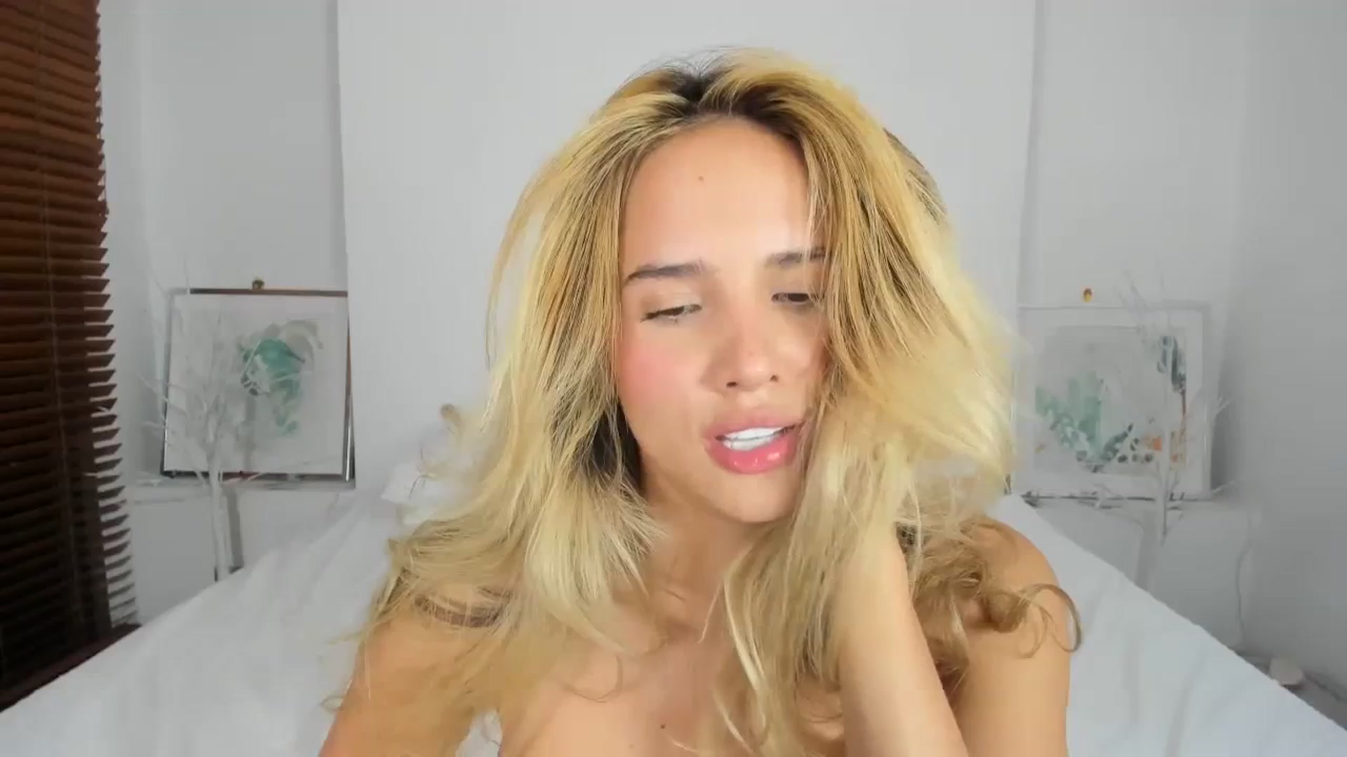Gallery image thumbnail from EMILIANA_CRUZ's myfreecams stream on, 01/28/2024, 04:20 image 12 of 20
