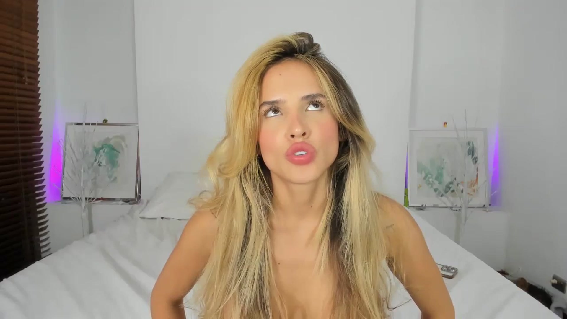 Gallery image thumbnail from EMILIANA_CRUZ's myfreecams stream on, 02/09/2024, 02:02 image 11 of 20