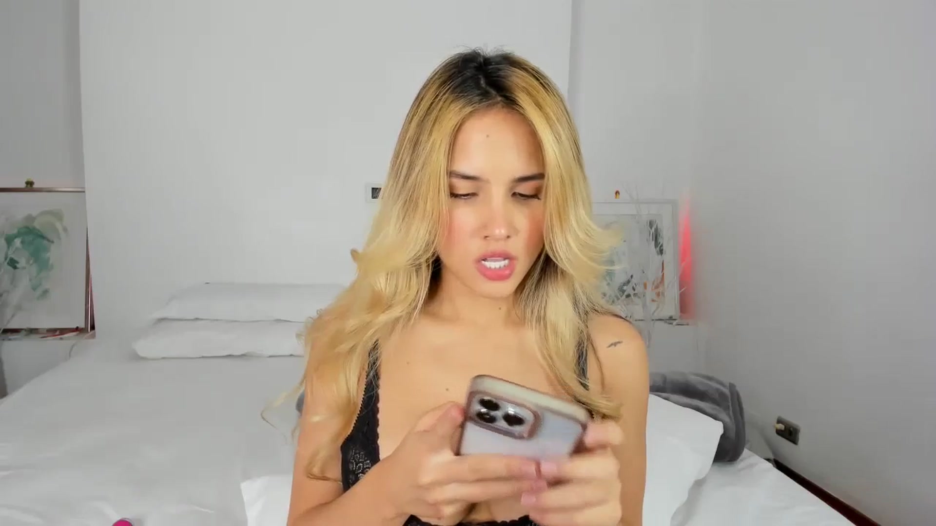 Gallery image thumbnail from EMILIANA_CRUZ's myfreecams stream on, 02/29/2024, 01:11 image 19 of 20
