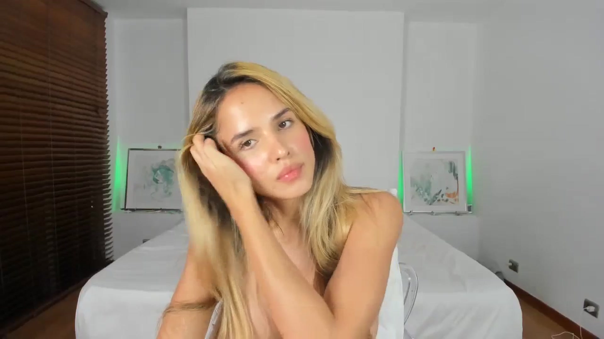 Gallery image thumbnail from EMILIANA_CRUZ's myfreecams stream on, 03/11/2024, 05:27 image 14 of 20