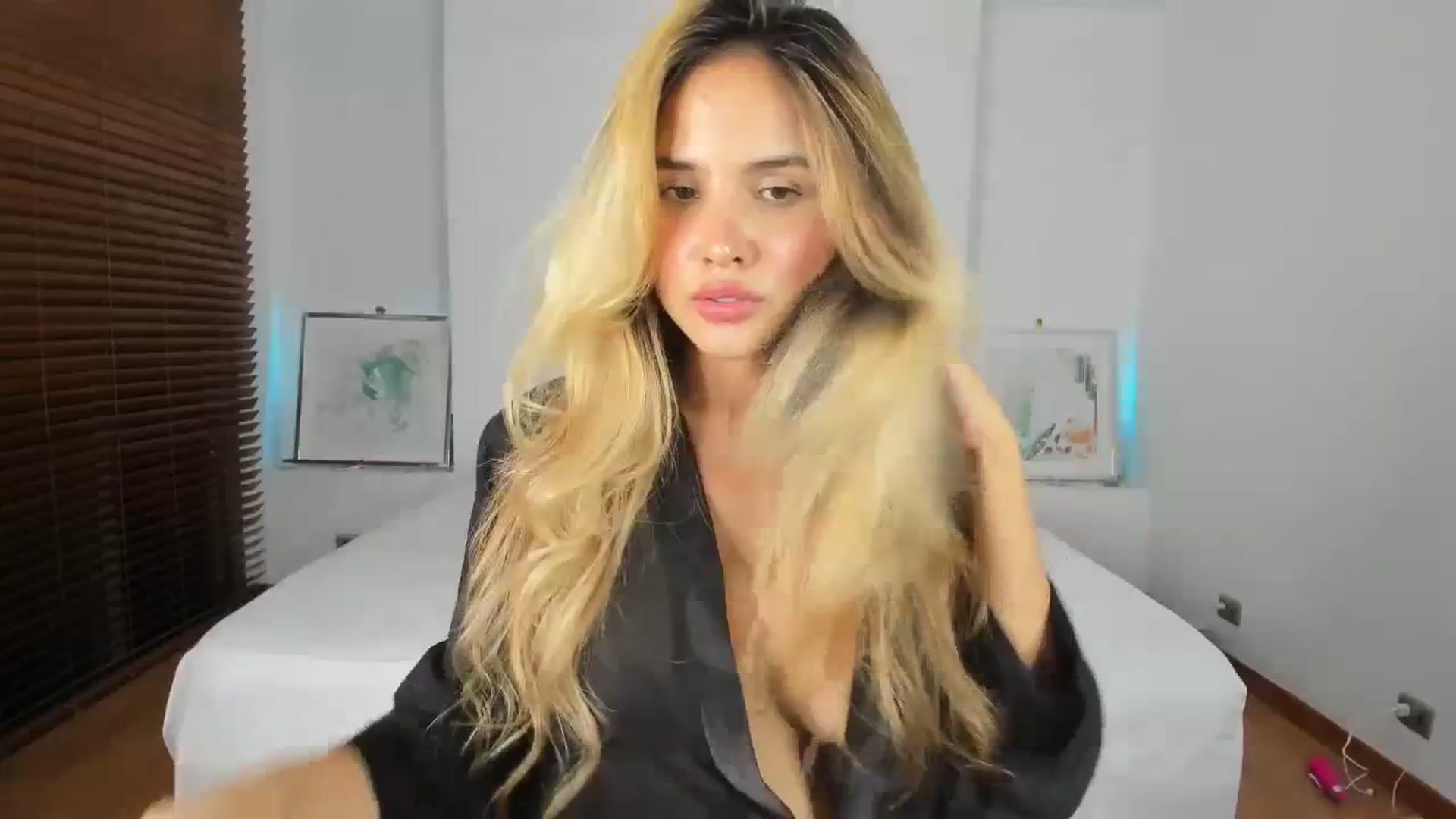 Gallery image thumbnail from EMILIANA_CRUZ's myfreecams stream on, 03/28/2024, 03:59 image 6 of 20
