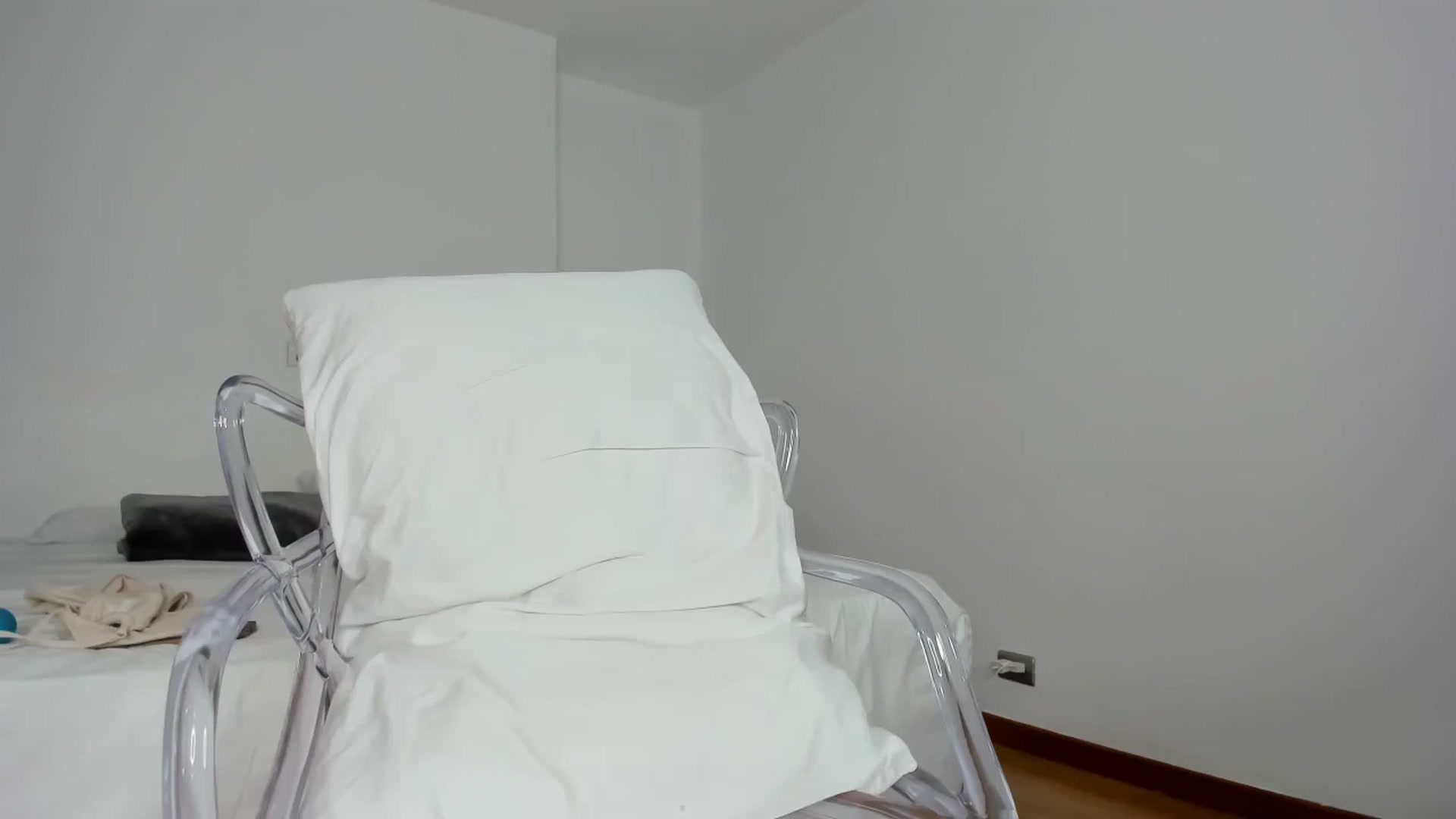 Gallery image thumbnail from EMILIANA_CRUZ's myfreecams stream on, 04/06/2024, 02:28 image 10 of 20