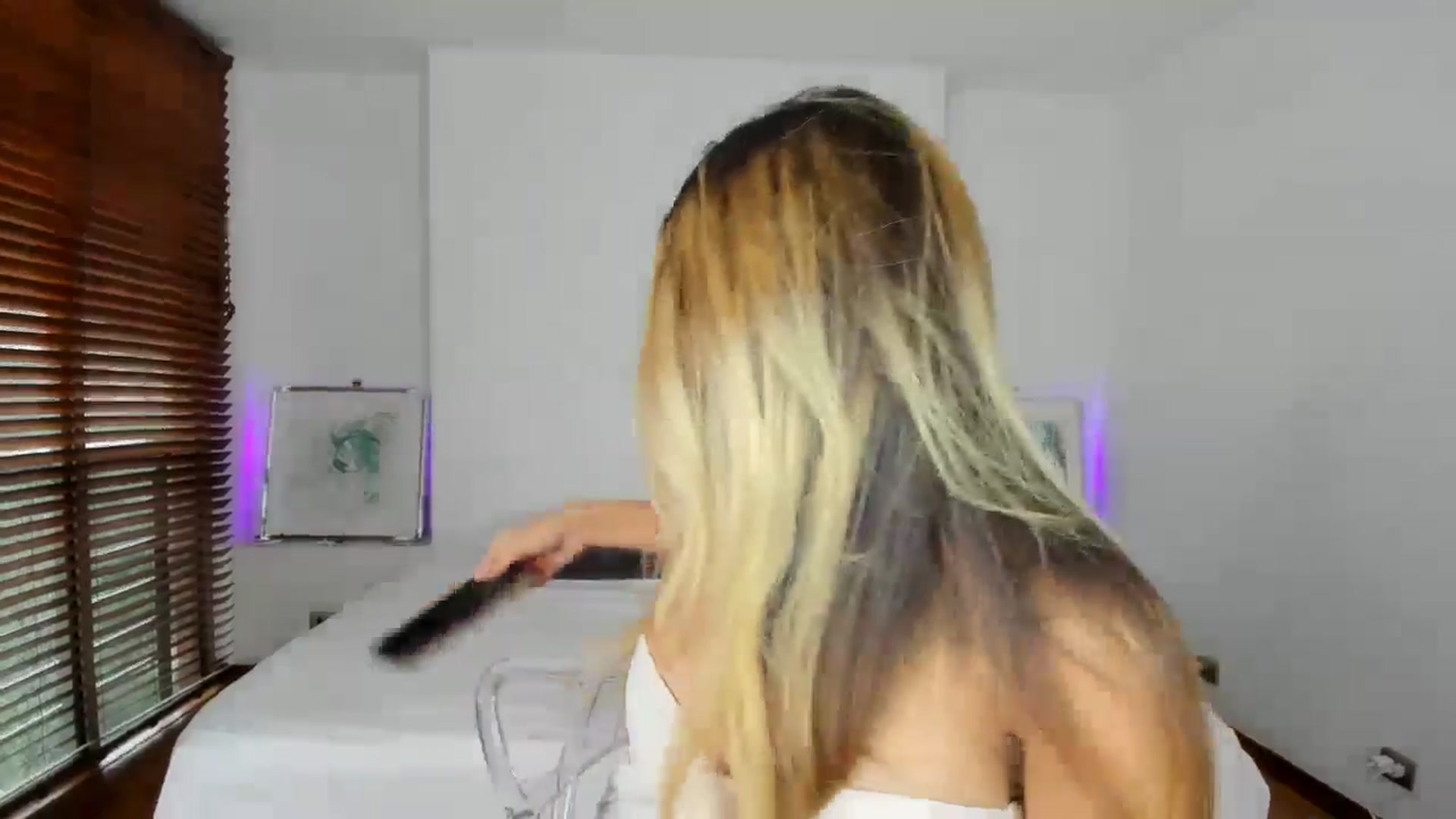 Gallery image thumbnail from EMILIANA_CRUZ's myfreecams stream on, 04/22/2024, 23:22 image 9 of 20