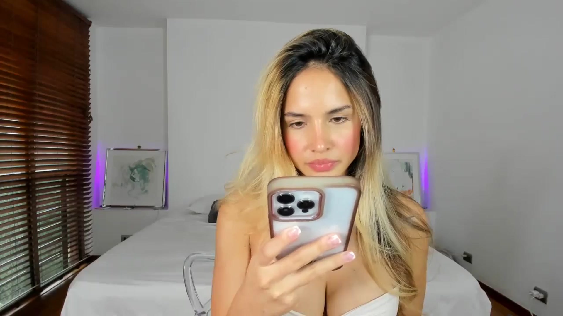 Gallery image thumbnail from EMILIANA_CRUZ's myfreecams stream on, 04/22/2024, 23:22 image 10 of 20