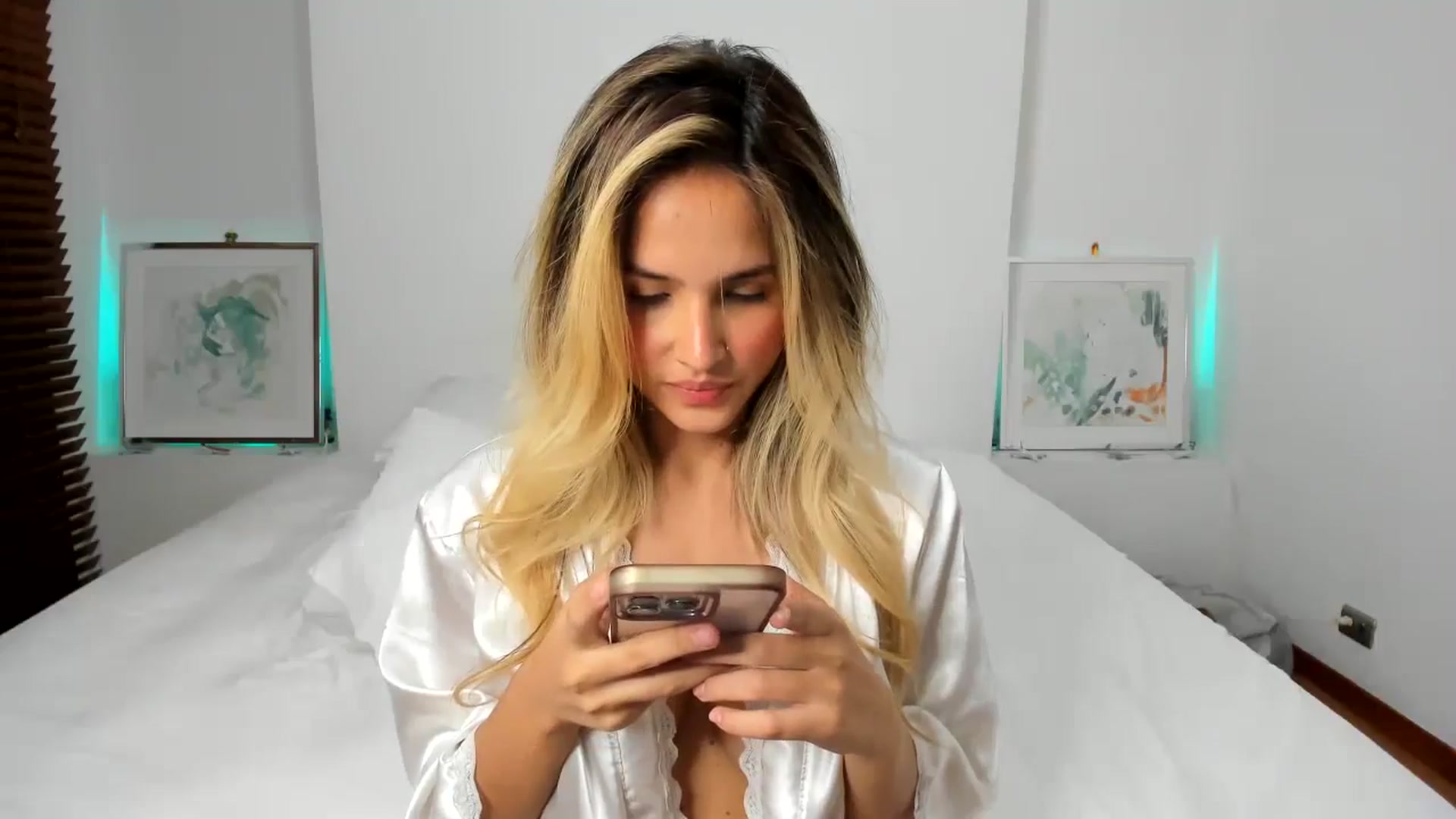 Gallery image thumbnail from EMILIANA_CRUZ's myfreecams stream on, 06/27/2024, 02:47 image 10 of 20