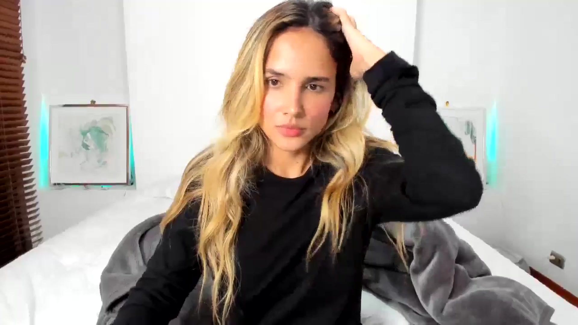 Gallery image thumbnail from EMILIANA_CRUZ's myfreecams stream on, 07/06/2024, 02:05 image 10 of 20