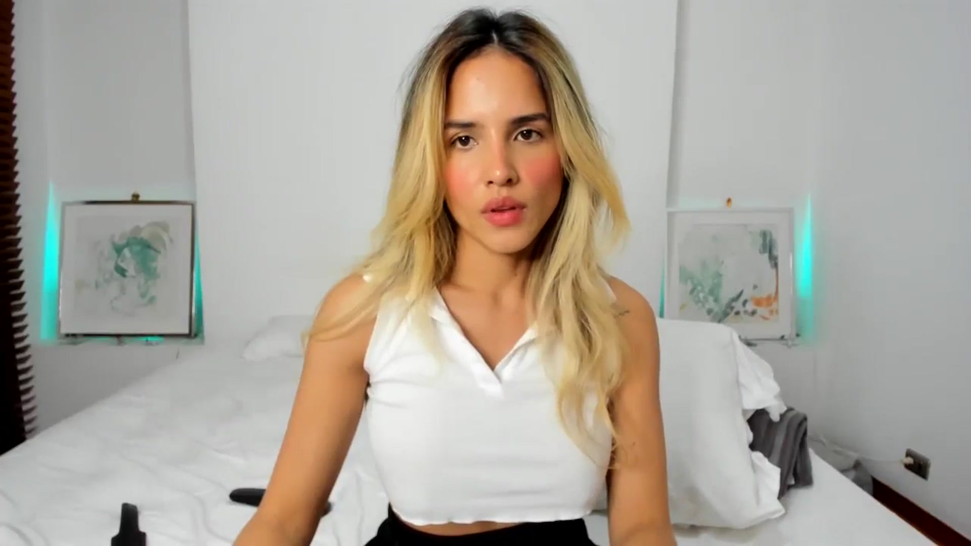 Gallery image thumbnail from EMILIANA_CRUZ's myfreecams stream on, 07/07/2024, 23:53 image 14 of 20
