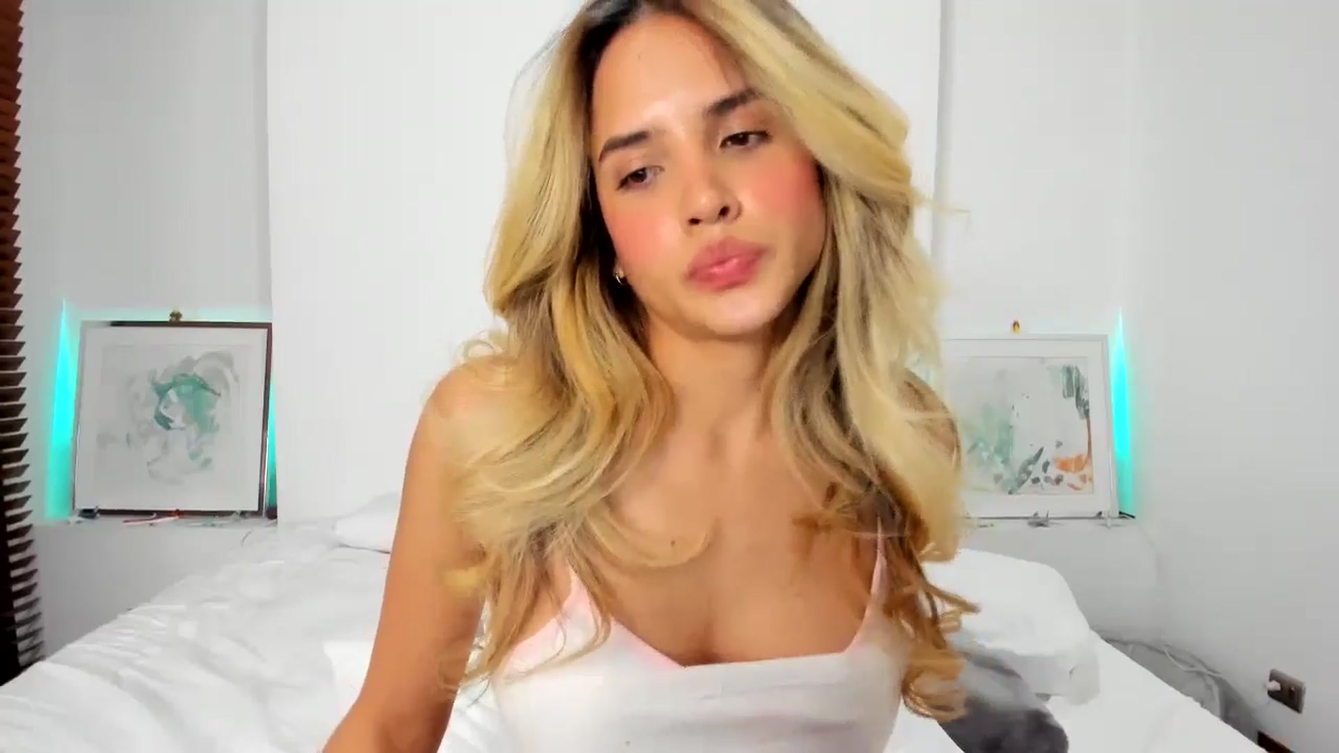 Gallery image thumbnail from EMILIANA_CRUZ's myfreecams stream on, 07/16/2024, 24:13 image 19 of 20