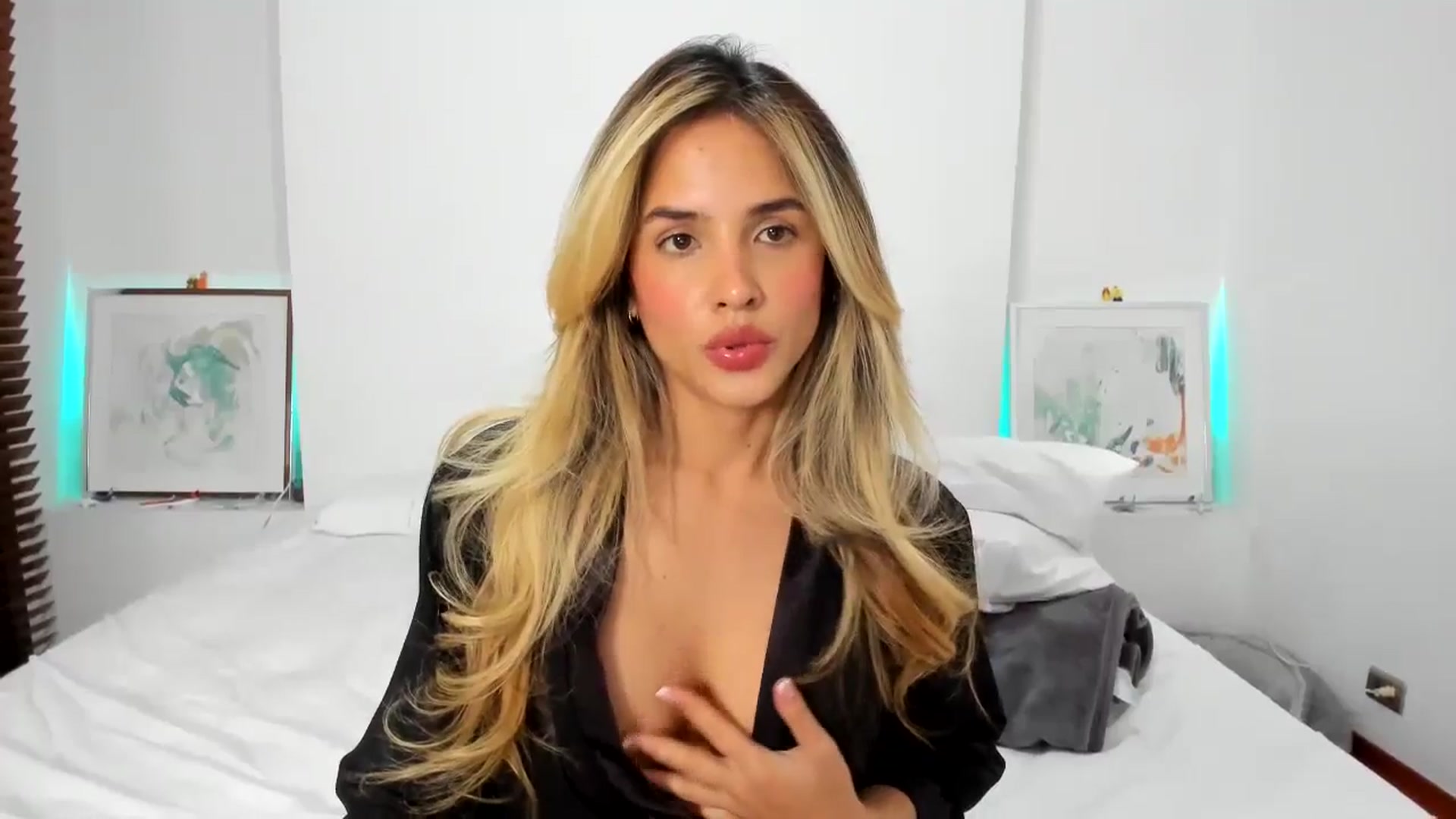 Gallery image thumbnail from EMILIANA_CRUZ's myfreecams stream on, 07/17/2024, 01:10 image 2 of 20