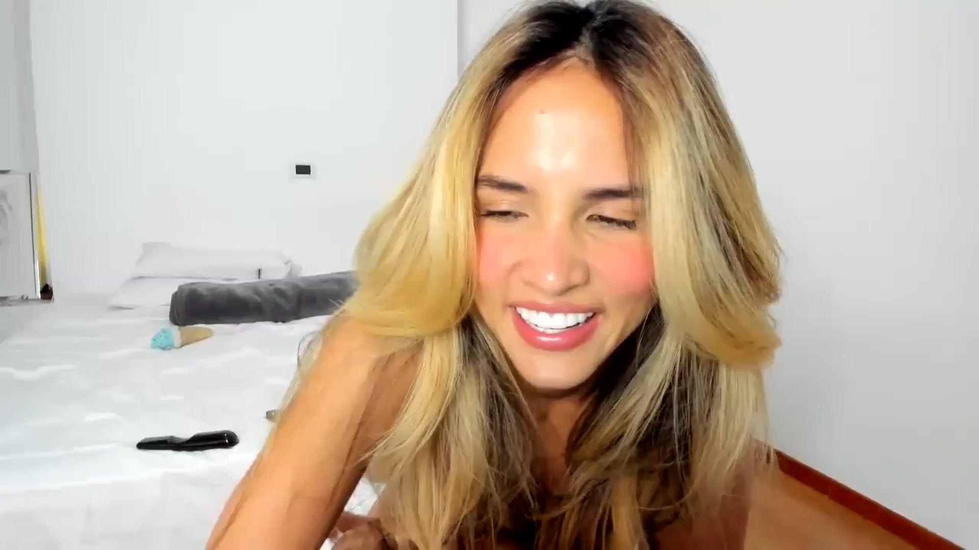 Gallery image thumbnail from EMILIANA_CRUZ's myfreecams stream on, 07/18/2024, 24:06 image 2 of 20