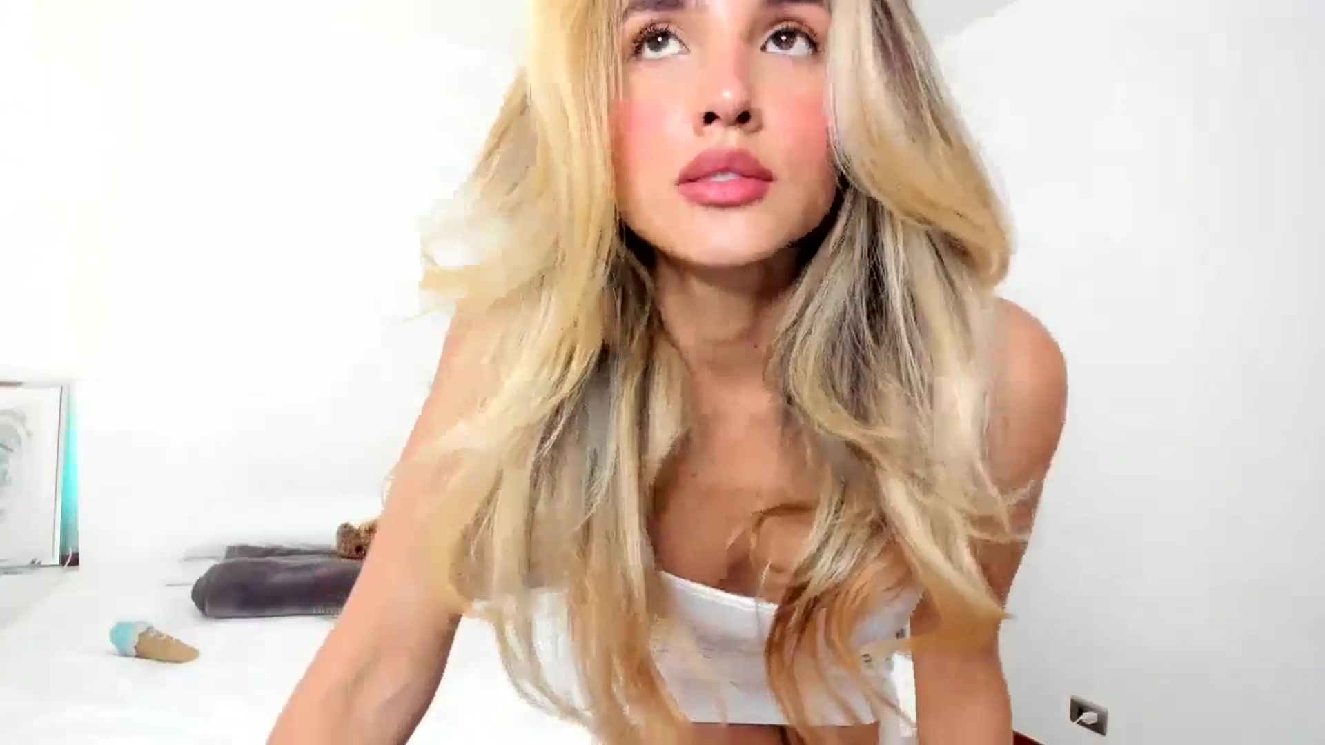 Gallery image thumbnail from EMILIANA_CRUZ's myfreecams stream on, 07/18/2024, 19:43 image 3 of 20