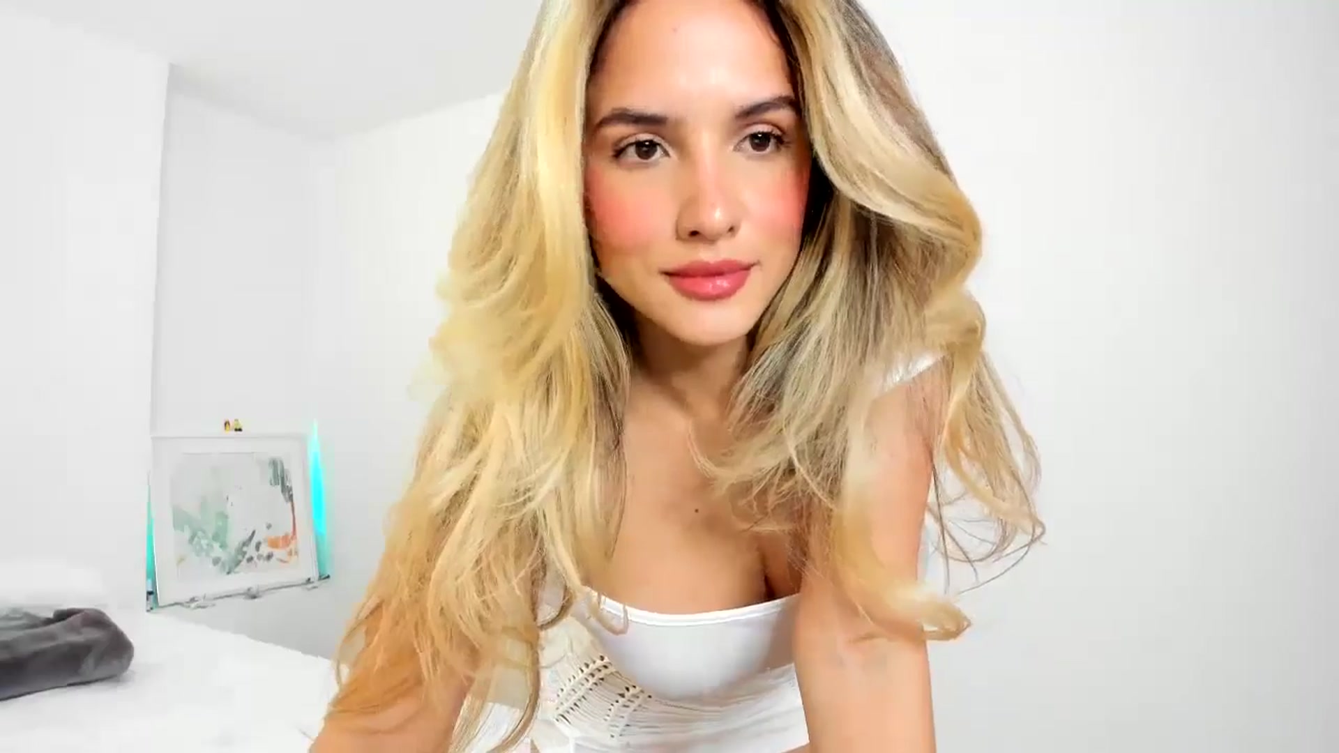 Gallery image thumbnail from EMILIANA_CRUZ's myfreecams stream on, 07/18/2024, 19:43 image 6 of 20