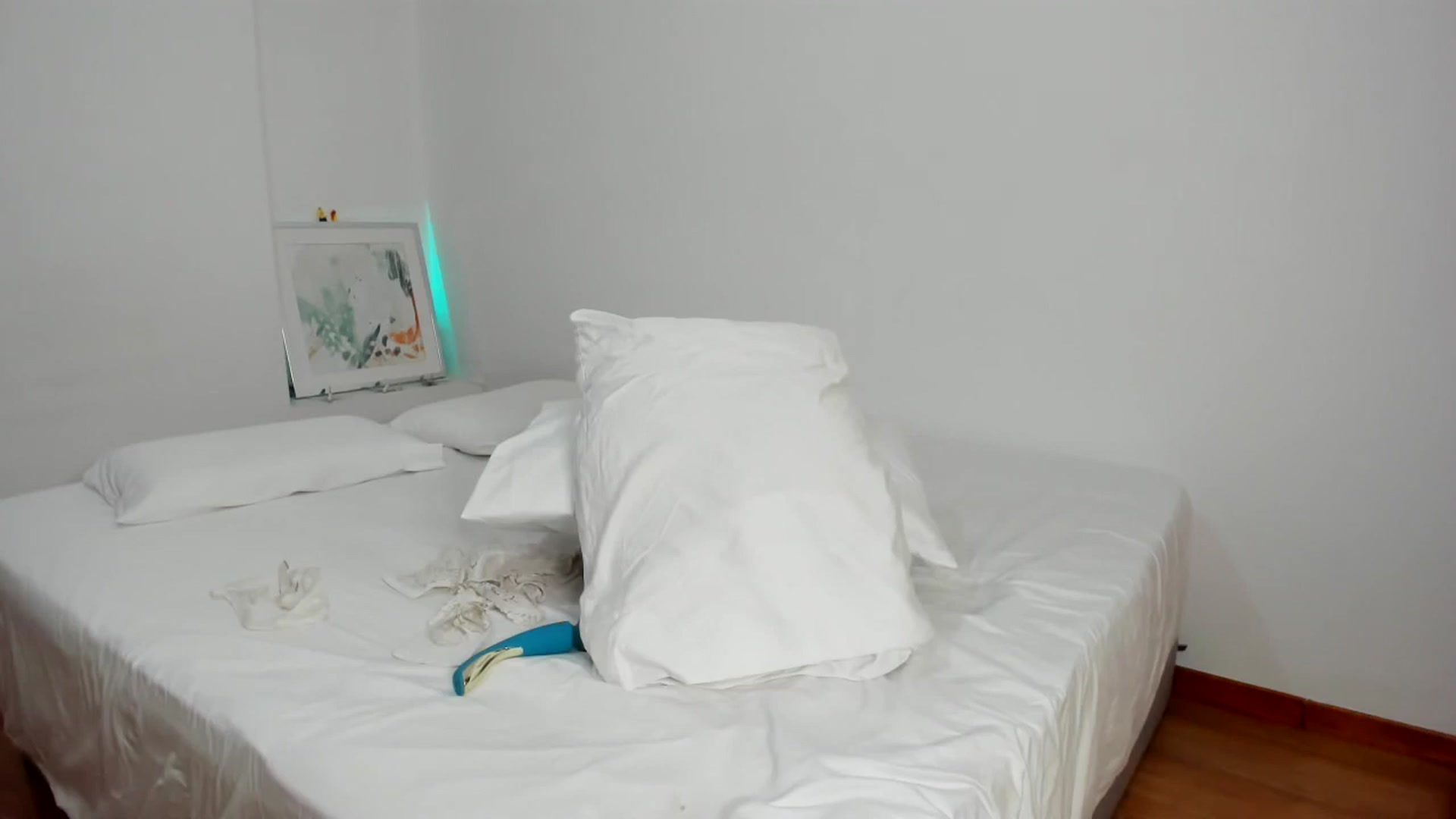 Gallery image thumbnail from EMILIANA_CRUZ's myfreecams stream on, 08/09/2024, 24:03 image 10 of 20