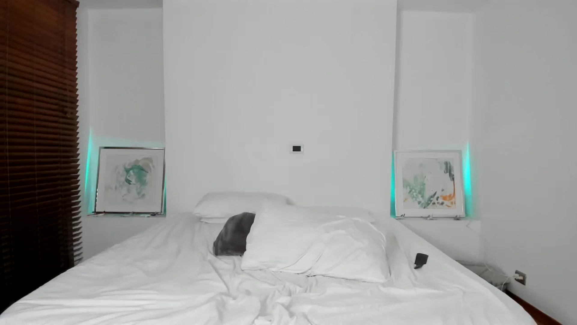 Gallery image thumbnail from EMILIANA_CRUZ's myfreecams stream on, 08/27/2024, 01:45 image 9 of 20