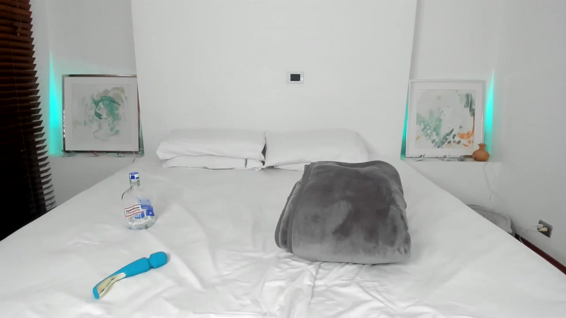 Gallery image thumbnail from EMILIANA_CRUZ's myfreecams stream on, 09/12/2024, 02:22 image 8 of 20