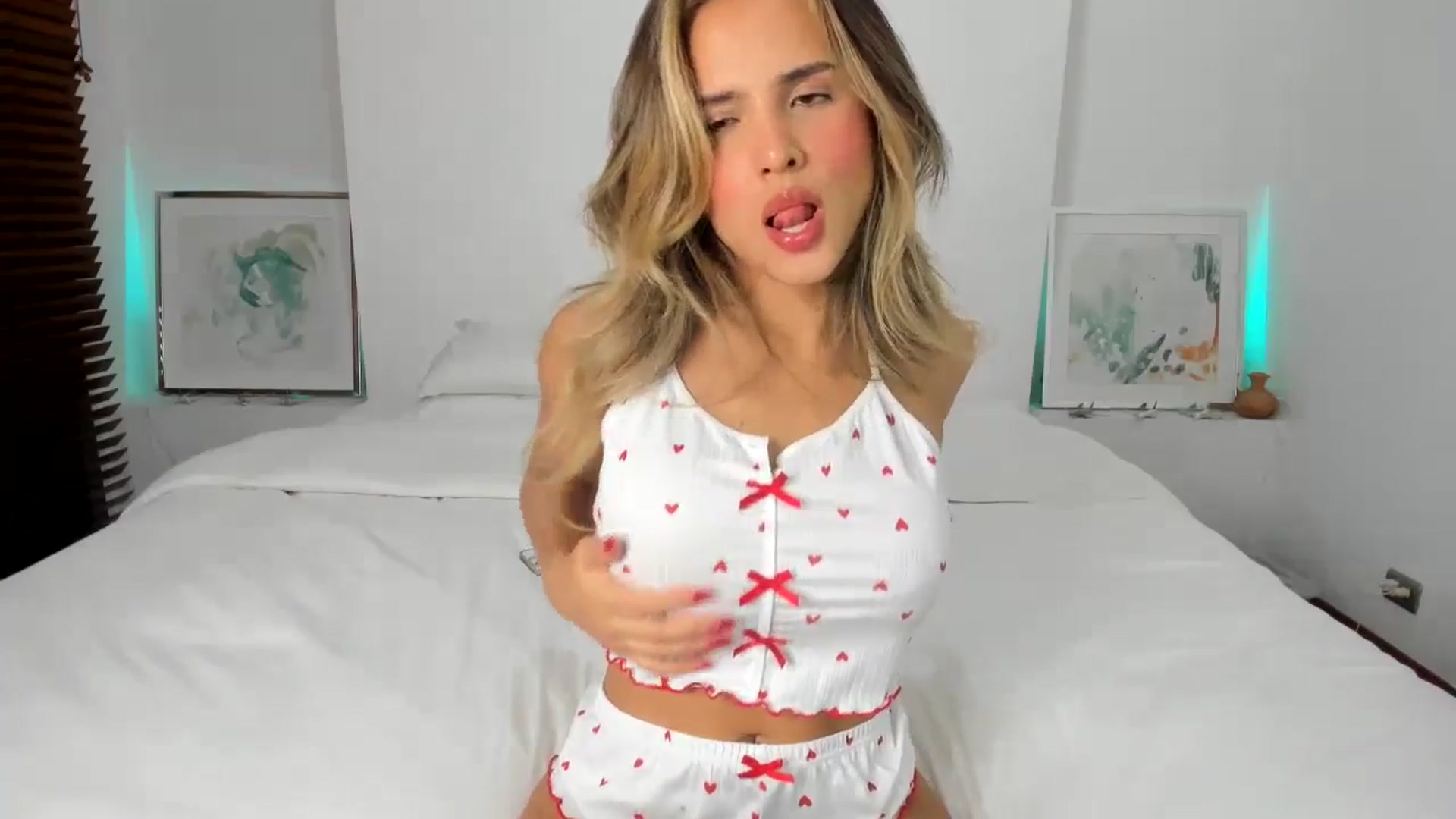 Gallery image thumbnail from EMILIANA_CRUZ's myfreecams stream on, 10/07/2024, 23:18 image 13 of 20