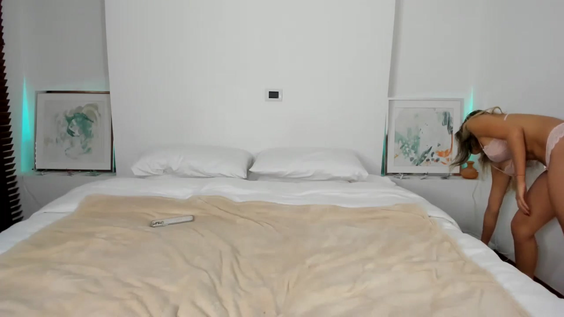 Gallery image thumbnail from EMILIANA_CRUZ's myfreecams stream on, 10/16/2024, 24:58 image 18 of 20