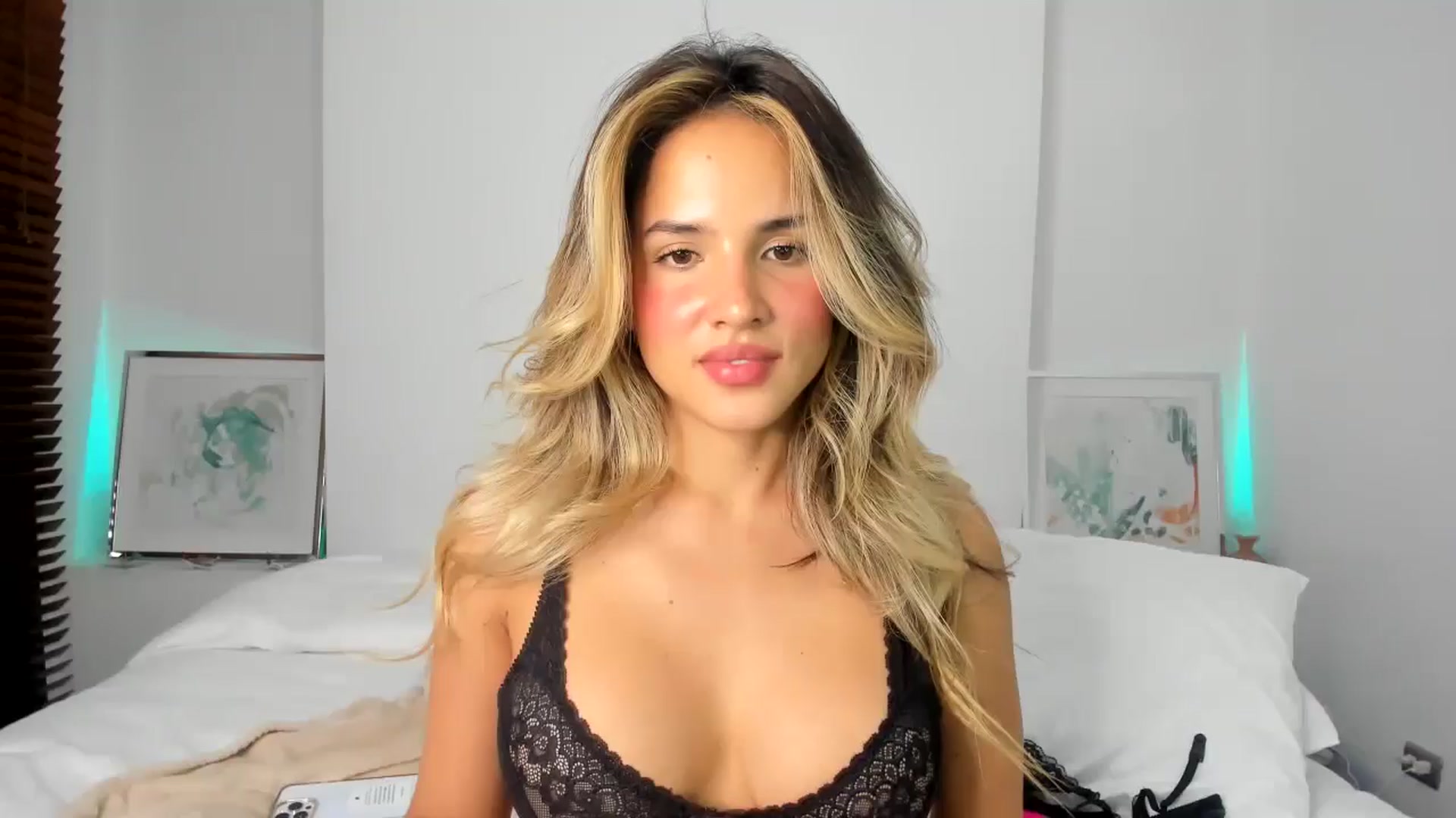 Gallery image thumbnail from EMILIANA_CRUZ's myfreecams stream on, 10/31/2024, 02:13 image 2 of 20