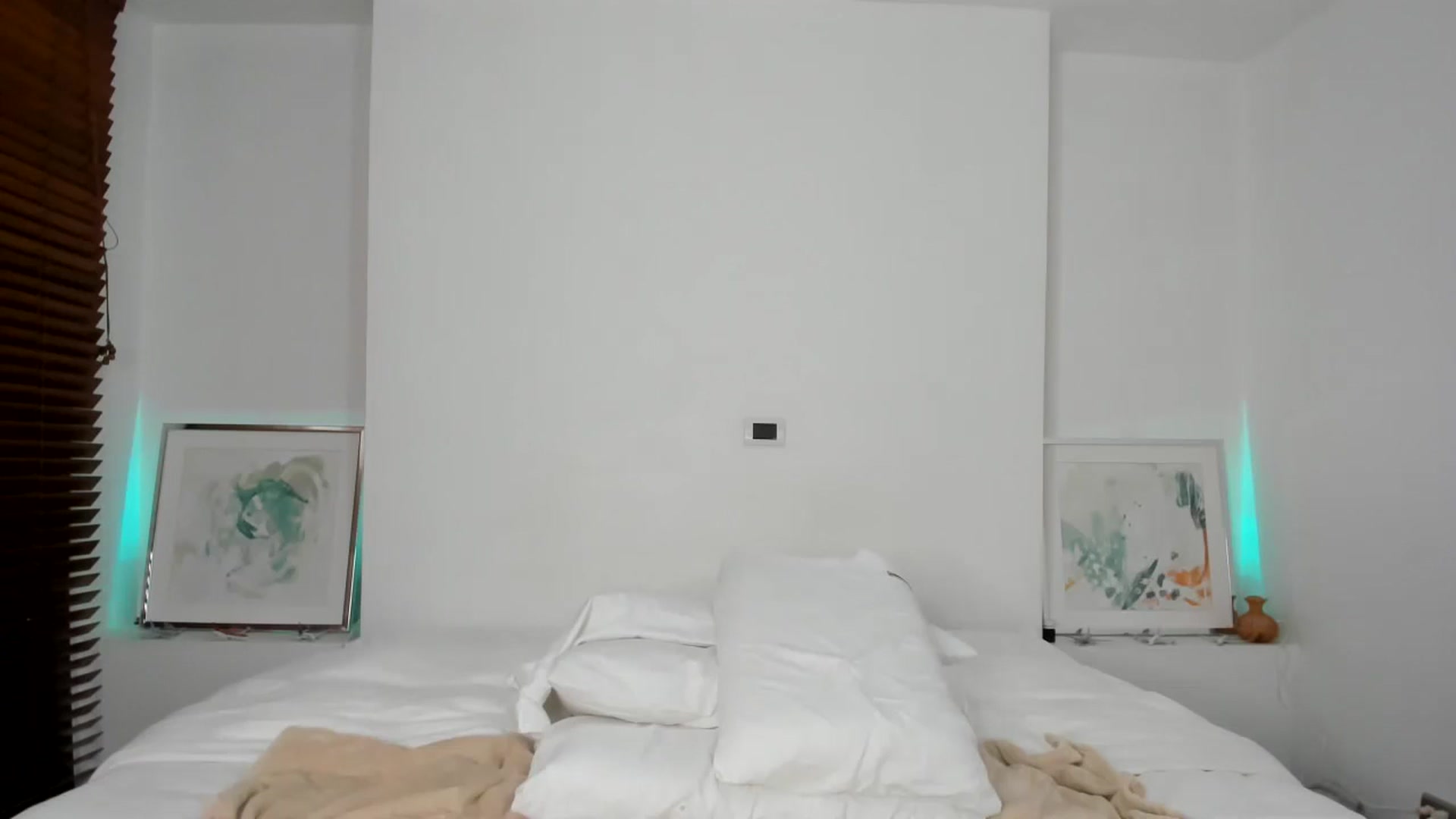 Gallery image thumbnail from EMILIANA_CRUZ's myfreecams stream on, 11/08/2024, 03:37 image 14 of 20