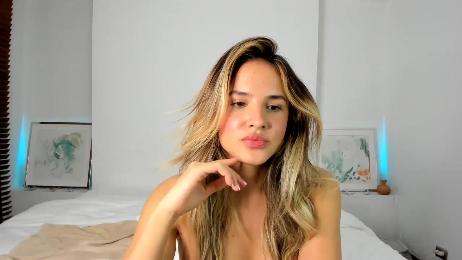 Gallery image thumbnail from EMILIANA_CRUZ's myfreecams stream on, 11/19/2024, 02:49 image 12 of 20