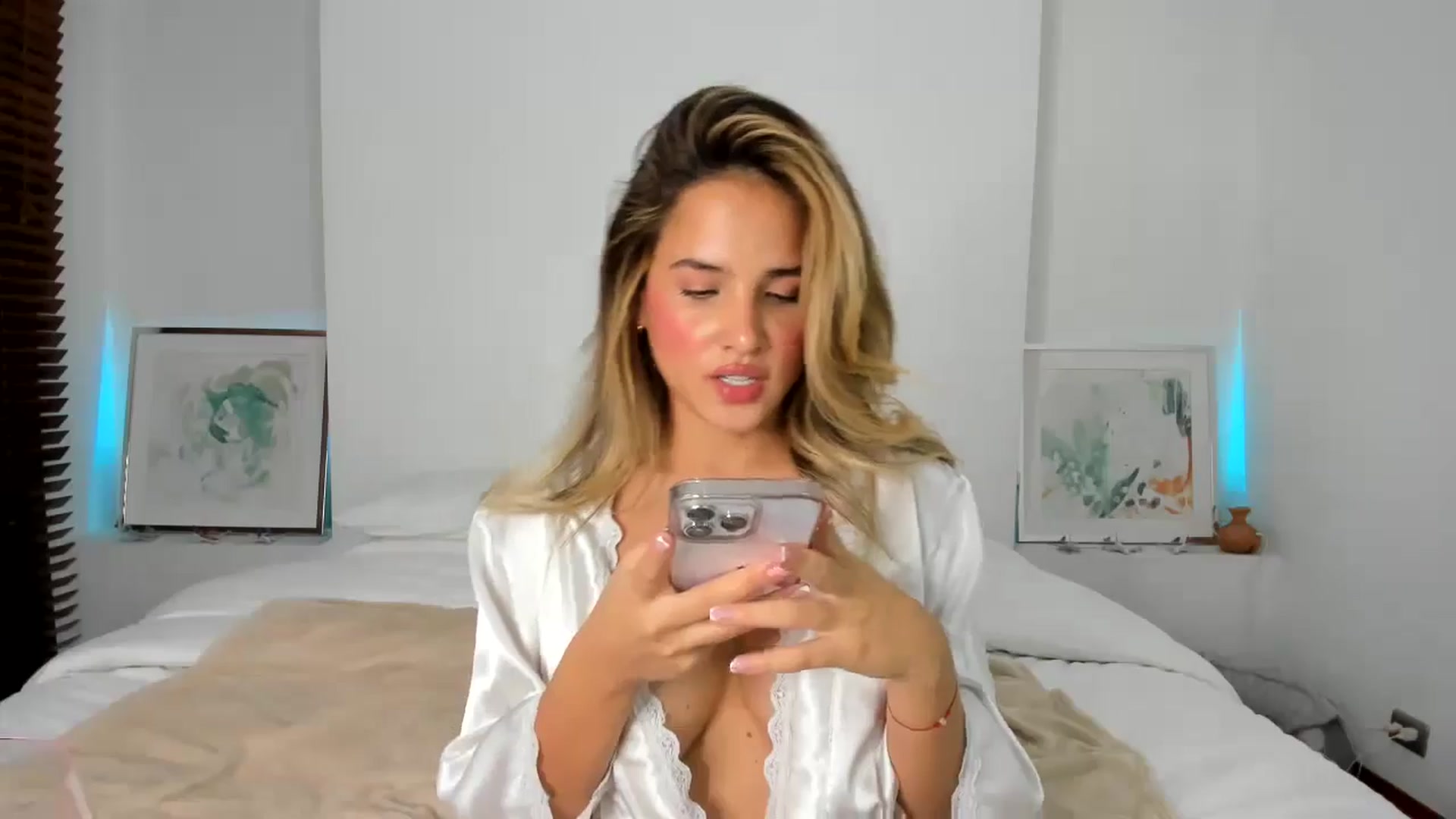 Gallery image thumbnail from EMILIANA_CRUZ's myfreecams stream on, 11/20/2024, 02:54 image 15 of 20