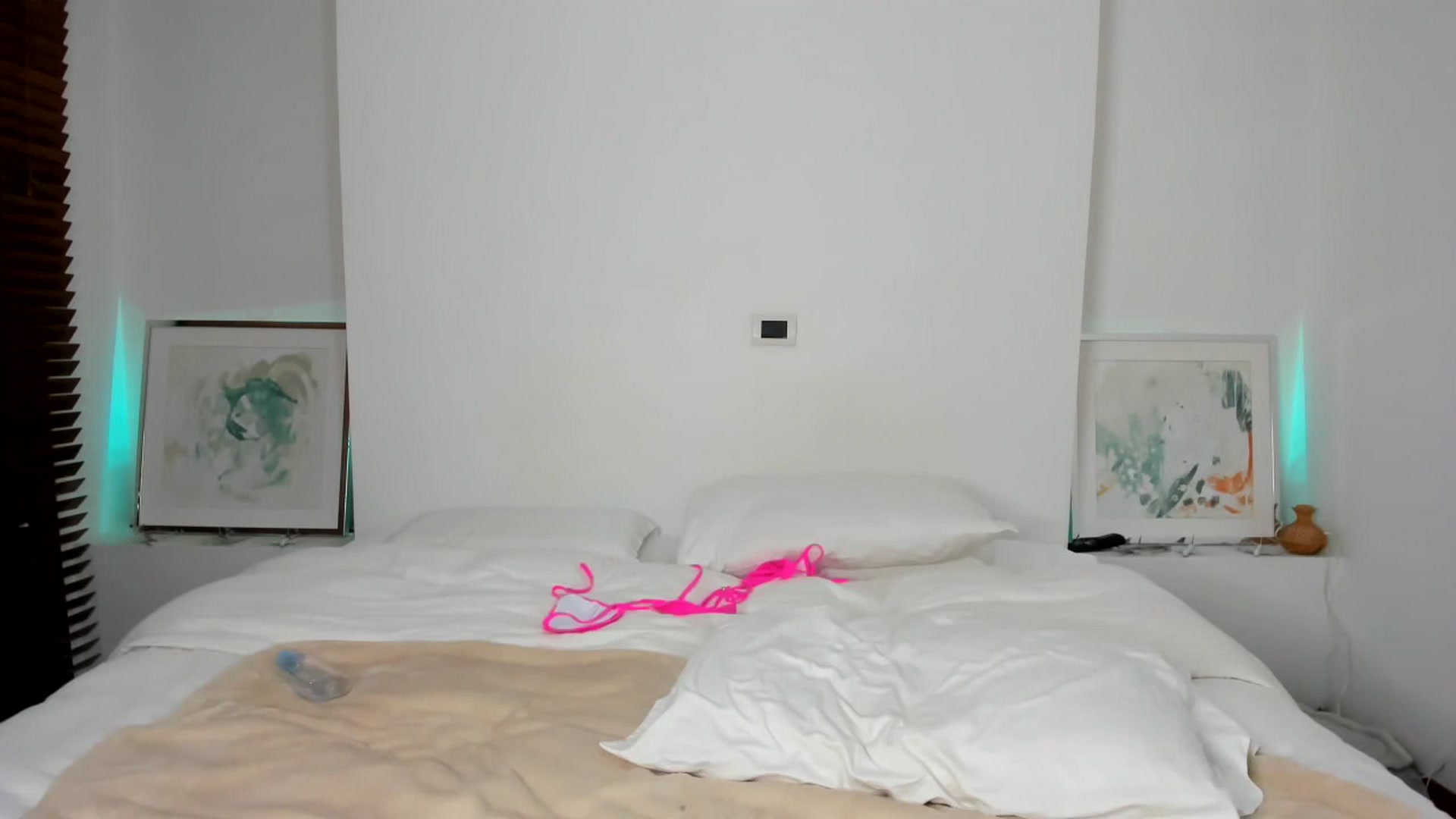 Gallery image thumbnail from EMILIANA_CRUZ's myfreecams stream on, 12/03/2024, 03:20 image 16 of 20