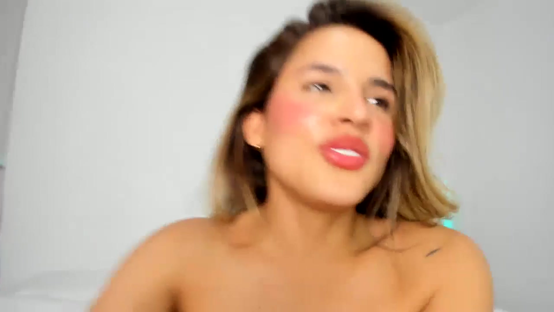 Gallery image thumbnail from EMILIANA_CRUZ's myfreecams stream on, 12/03/2024, 05:24 image 14 of 20