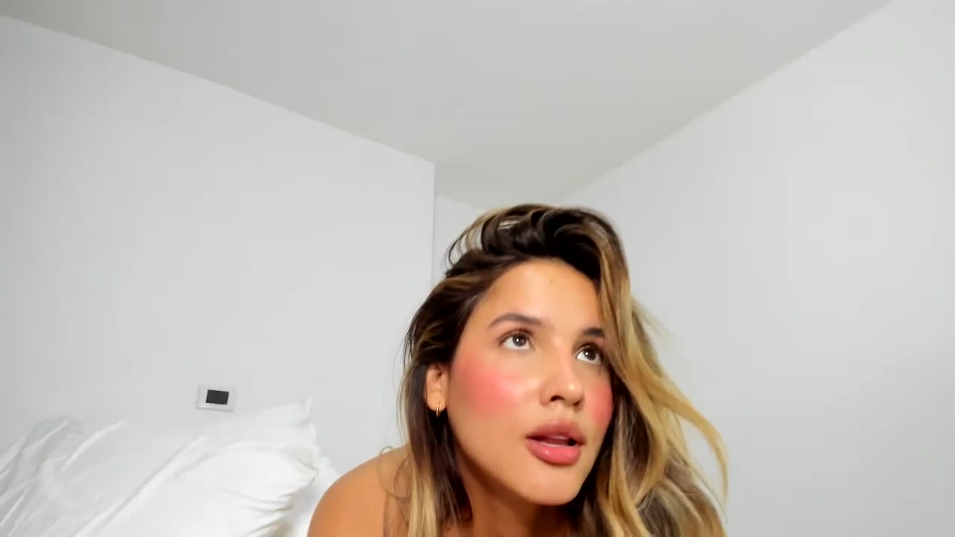 Gallery image thumbnail from EMILIANA_CRUZ's myfreecams stream on, 12/24/2024, 01:39 image 11 of 20