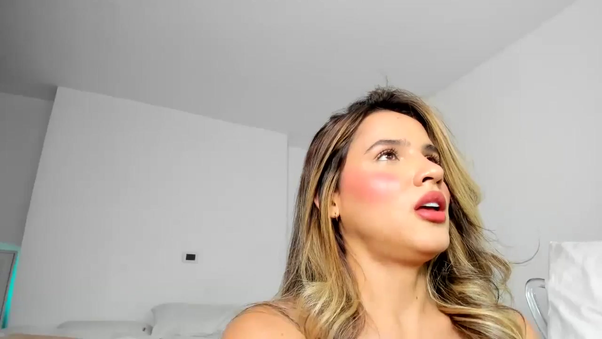 Gallery image thumbnail from EMILIANA_CRUZ's myfreecams stream on, 01/02/2025, 23:28 image 20 of 20