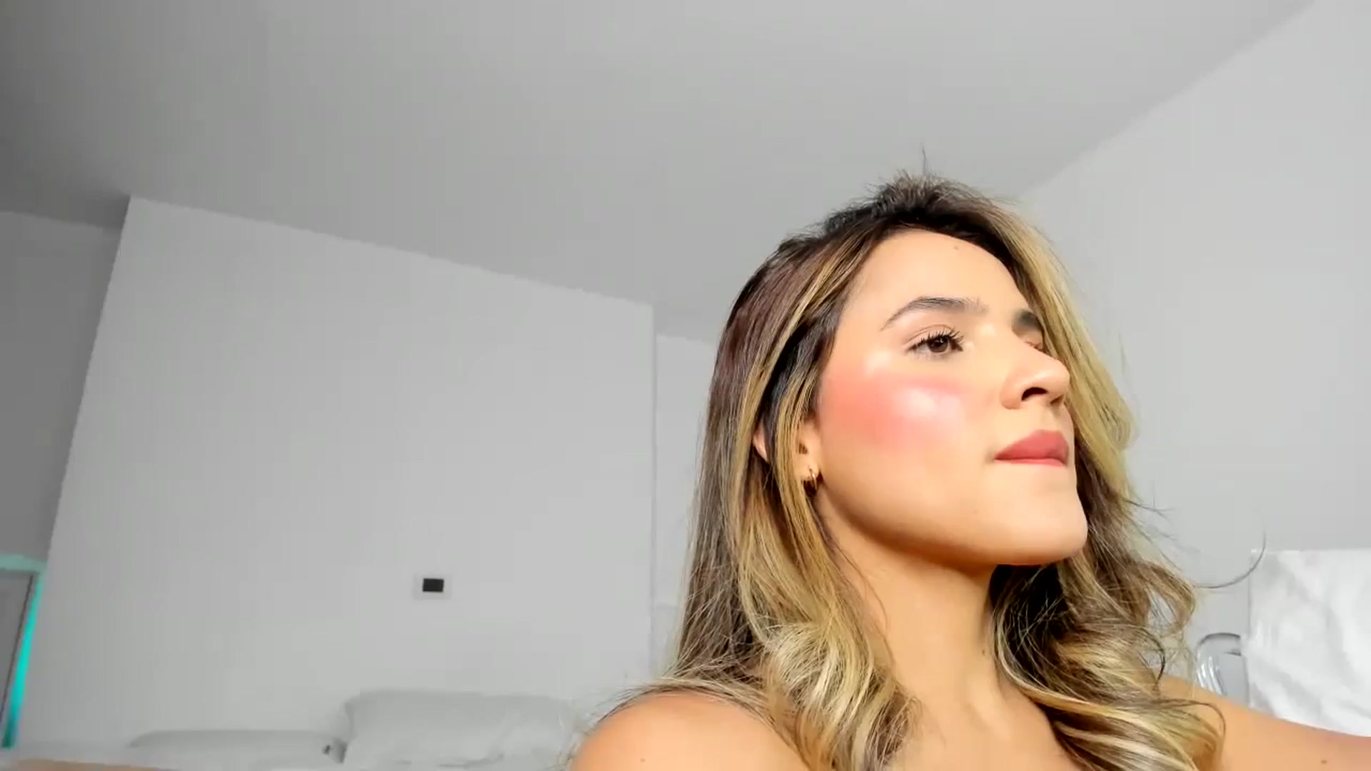 Gallery image thumbnail from EMILIANA_CRUZ's myfreecams stream on, 01/02/2025, 23:28 image 19 of 20
