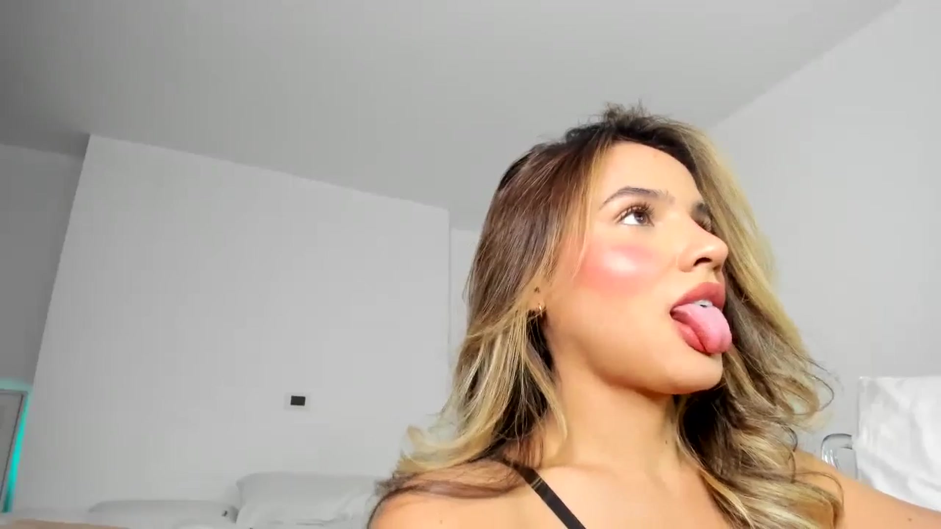 Gallery image thumbnail from EMILIANA_CRUZ's myfreecams stream on, 01/02/2025, 23:28 image 18 of 20